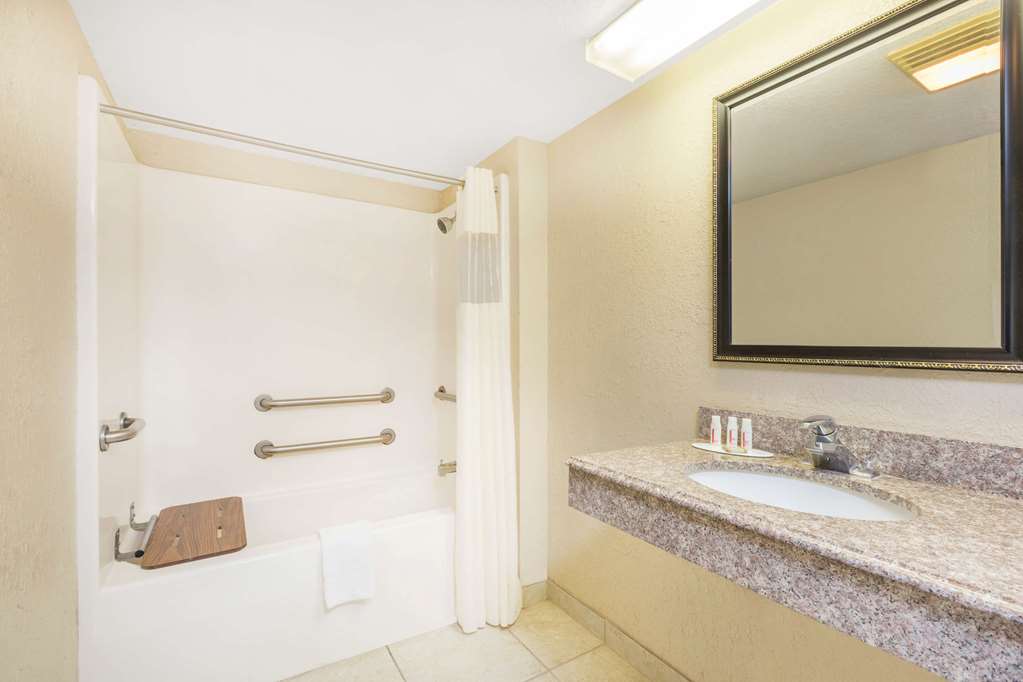 Super 8 by Wyndham San Antonio at I 10 - photo 10