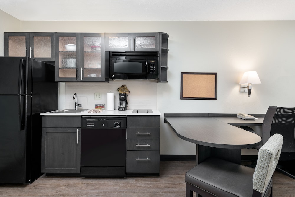 Candlewood Suites Charlotte Arrowood by IHG - photo 16