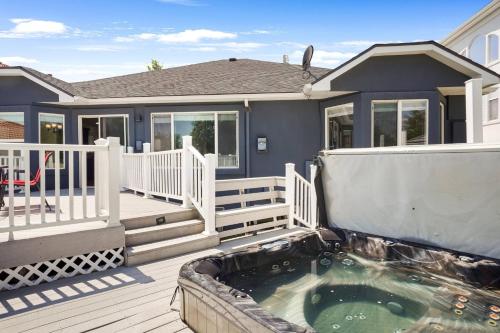 HUGE Downtown Getaway w Hot Tub — hotel in Arvada