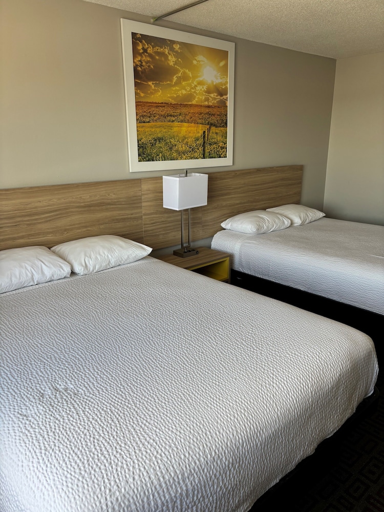 Days Inn by Wyndham West Branch Iowa City Area - photo 13