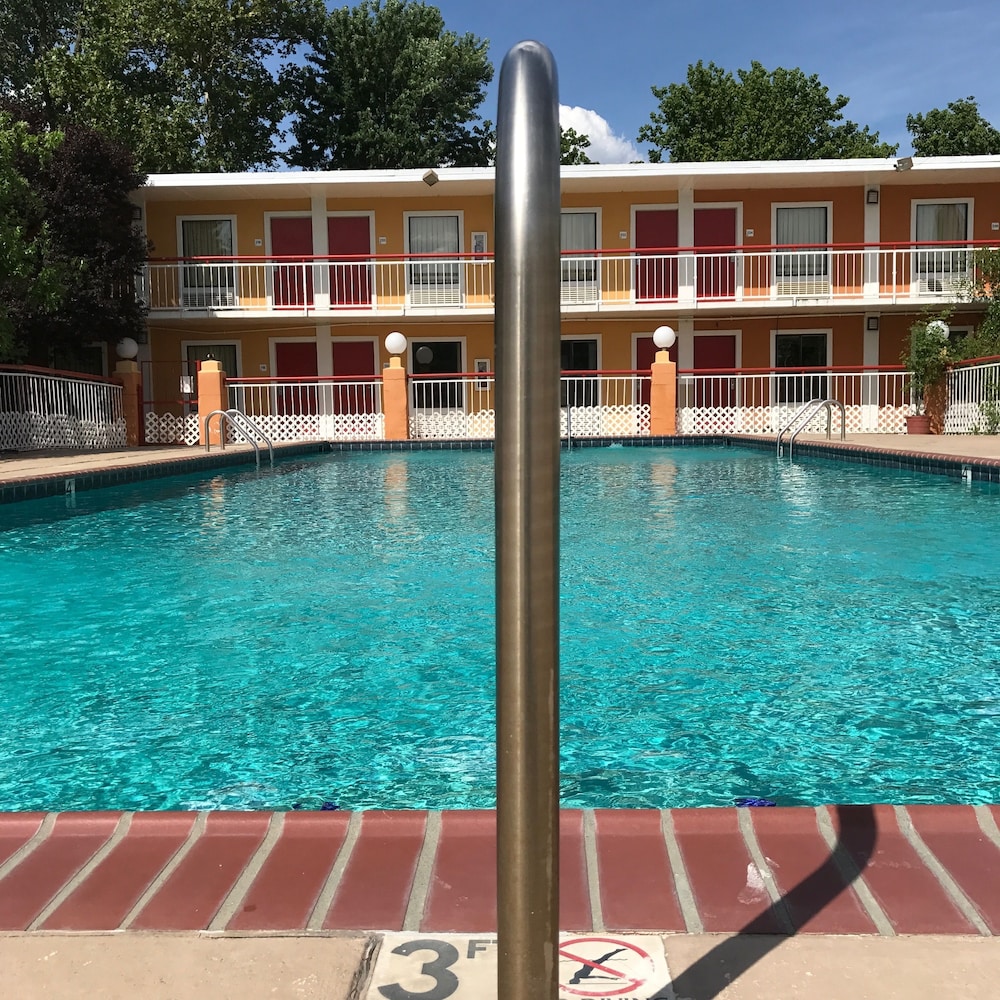 Milan Inn & Suites - photo 2