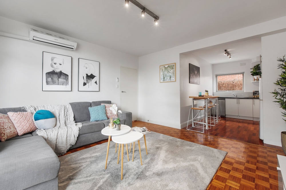 Balcony Retreat W 50 Tv & Netflix — 4-Star Luxury Hotel in Melbourne, Australia