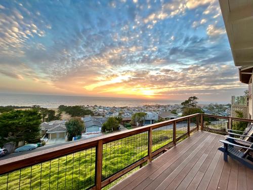 Amazing View Newly Remodeled L2 EV Charger Pet Friendly in Cambria, United States