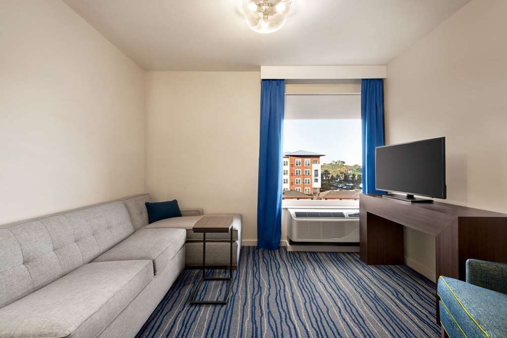 La Quinta Inn & Suites by Wyndham Orlando IDrive Theme Parks - photo 25
