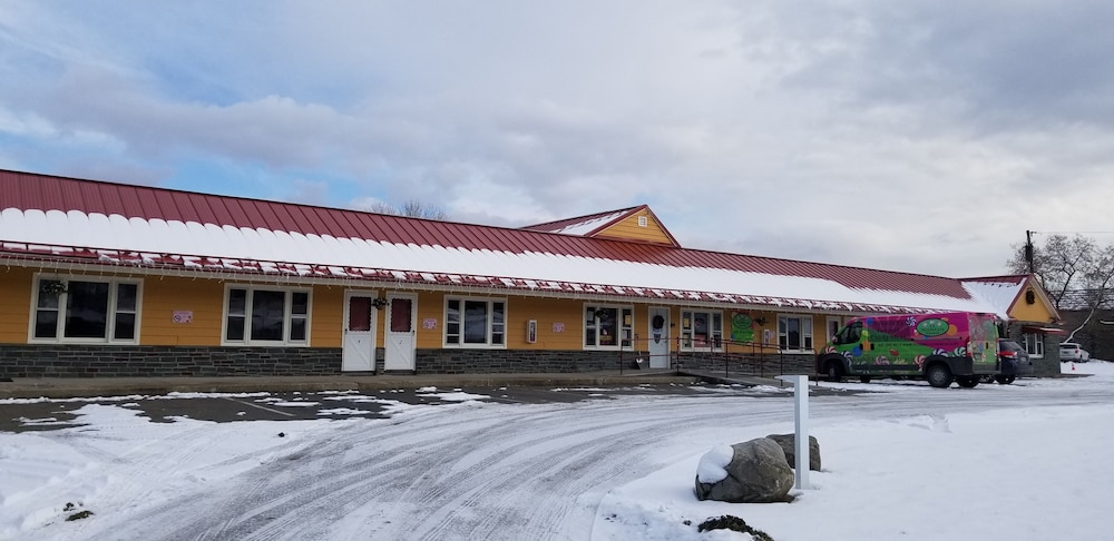 Middlebury Sweets Motel - photo 32