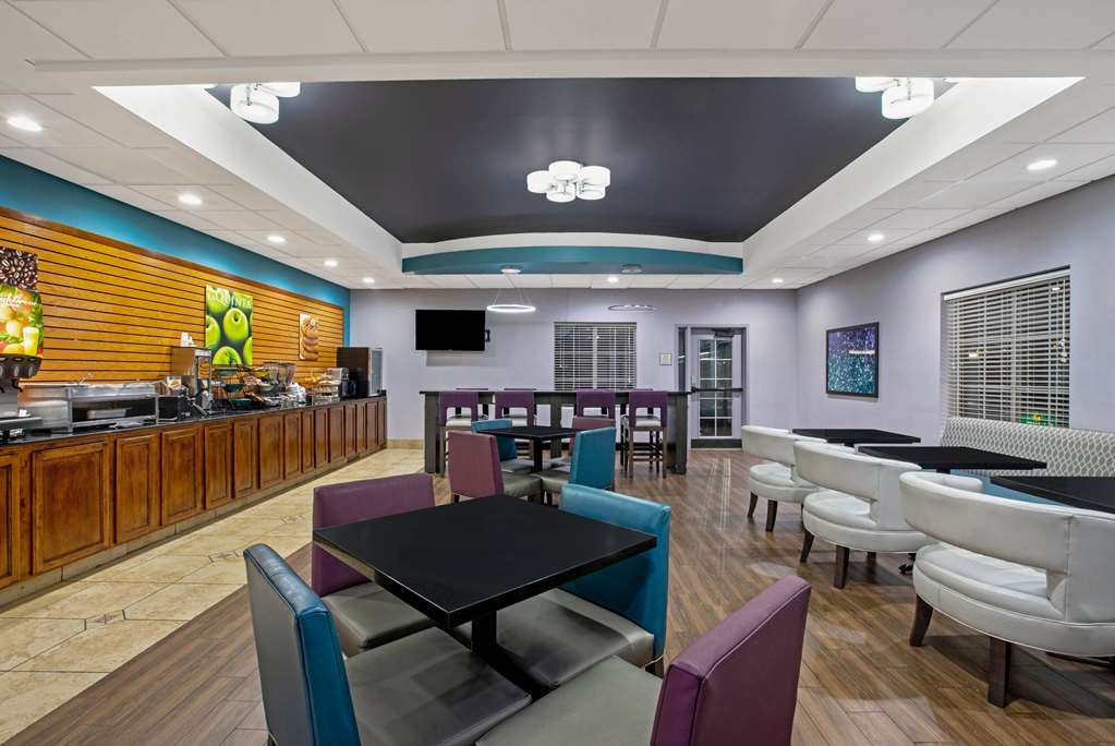 La Quinta Inn & Suites by Wyndham Tulsa Airpt Expo Square - photo 63