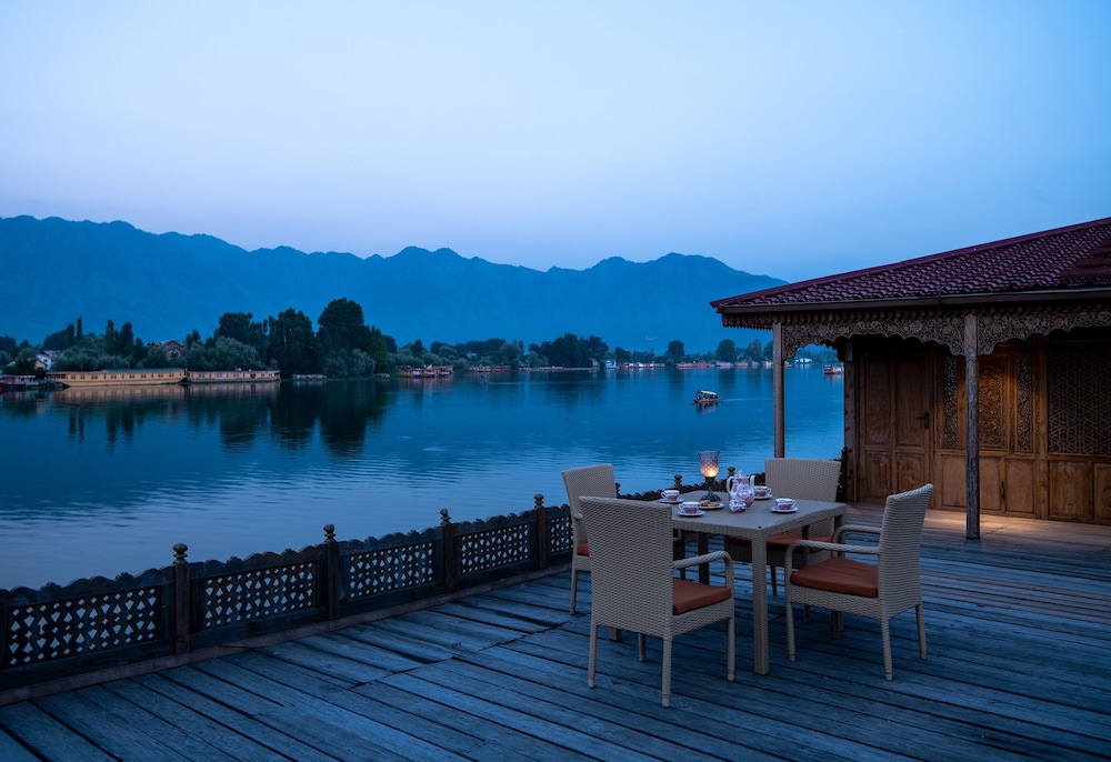 Mascot Houseboats — 5-Star Luxury Hotel in Srinagar, India