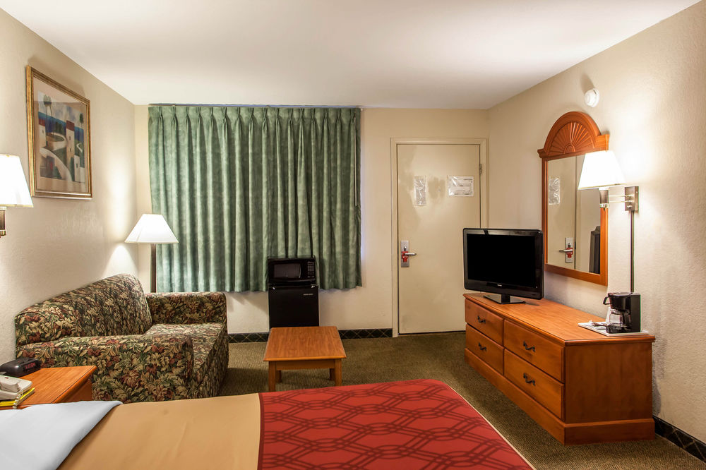 Econo Lodge Hannibal - photo 10
