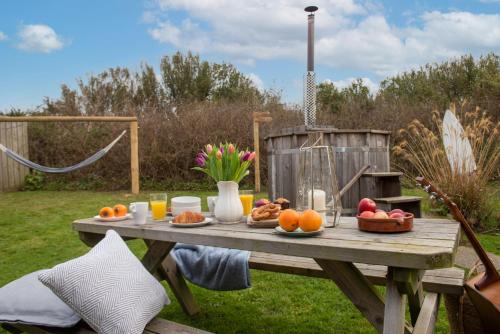 Wheal Tor Beautifully Fitted Wooden Lodge Helston Cornwall — 4-Star Luxury Hotel in Helston, United Kingdom