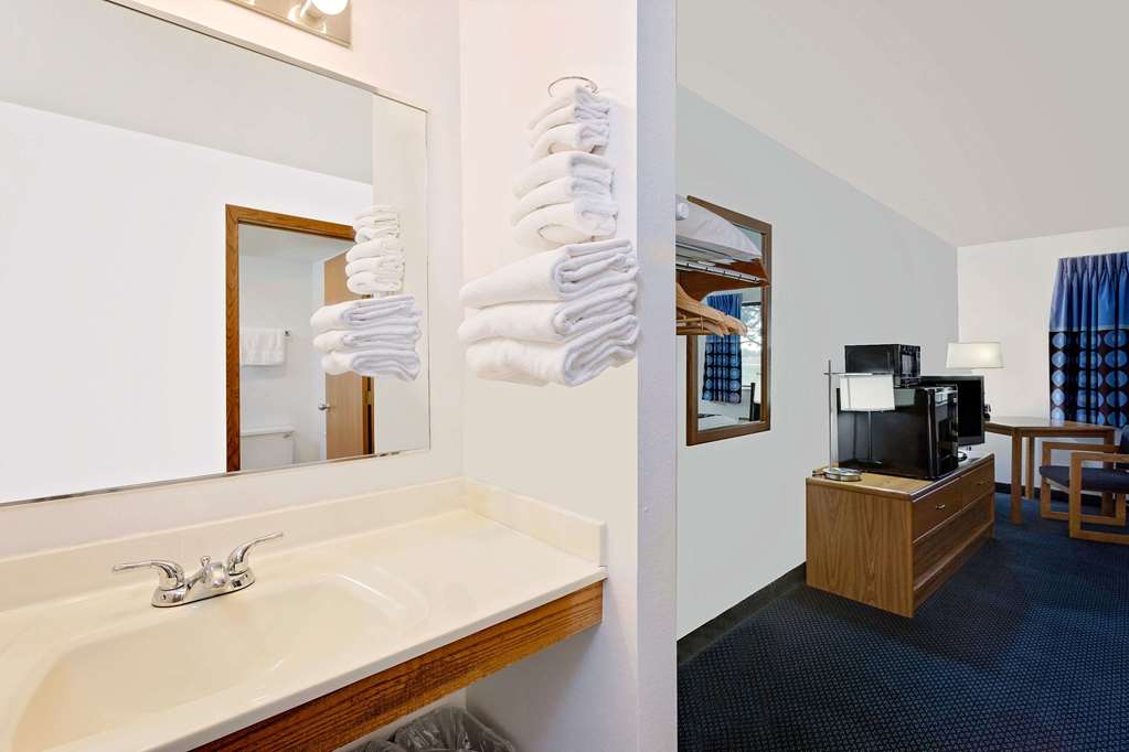 Super 8 by Wyndham St. James - photo 5