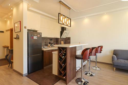 Central and Comfy Tbilisi 1BR Apartment by Wehost