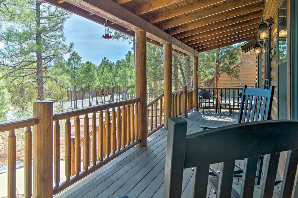 3 Mi To Dtwn Show Low Retreat with 2 Decks in Show Low, United States