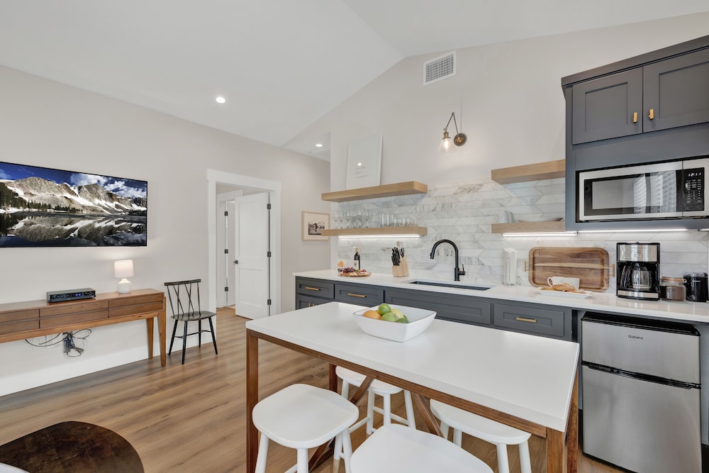 The Grove D With Hot Tub & King Beds Walk to Main - photo 5