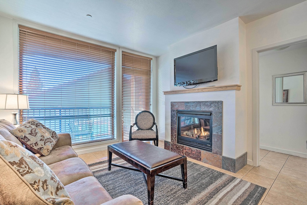 Steps to Lake Chelan Condo with Resort Amenities - photo 2