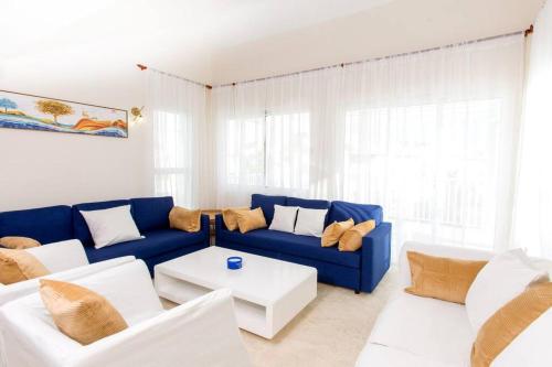 Pristine 4BR Beachfront Getaway with Pool & Rooftop — 4-Star Luxury Hotel in Punta Cana, Dominican Republic