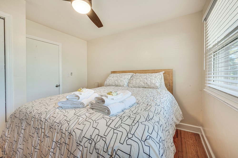 Spacious Lexington Abode W Pool Table Fireplace — Lexington