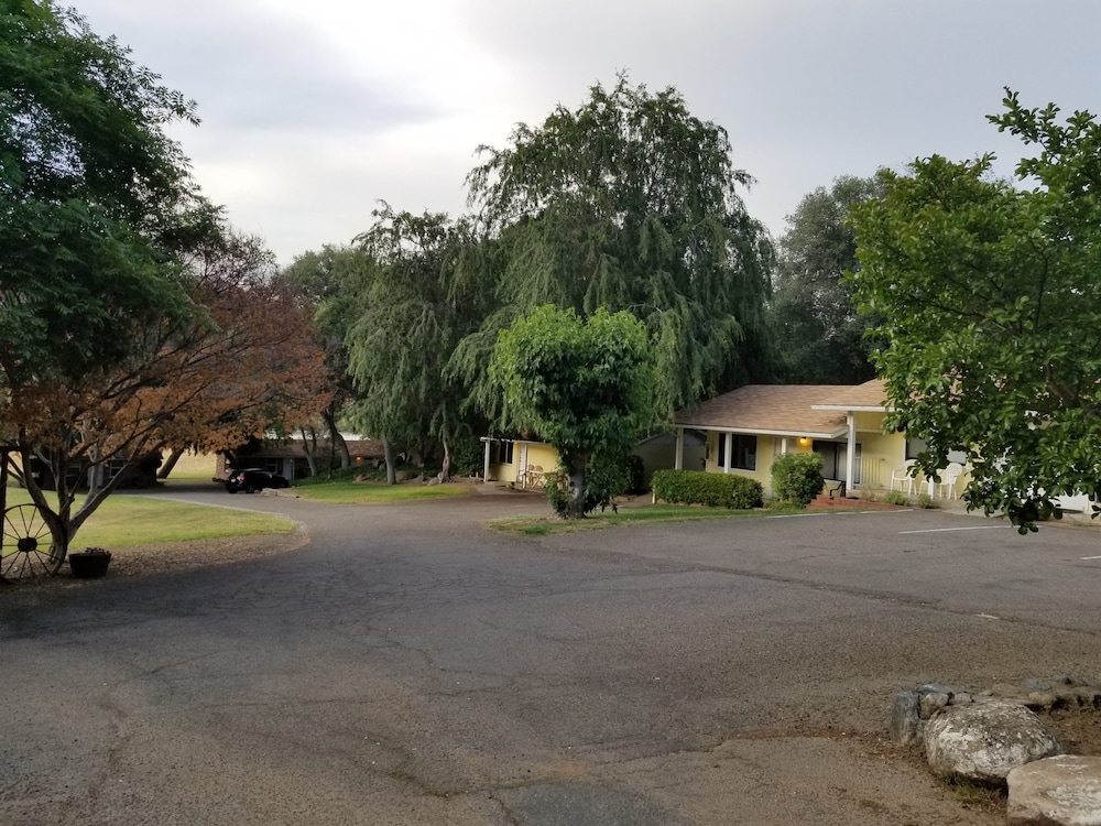 Lazy J Ranch Motel - photo 19