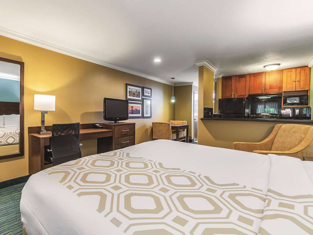 La Quinta Inn & Suites by Wyndham San Francisco Airport West - photo 30