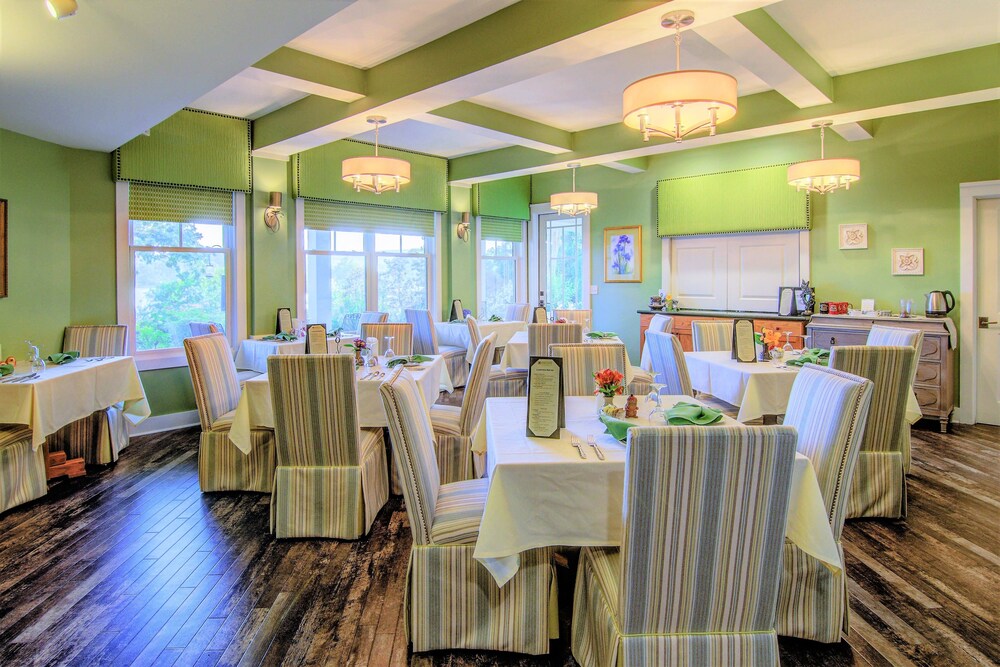 Lookout Point Lakeside Inn — 4-Star Luxury Hotel in Hot Springs, United States
