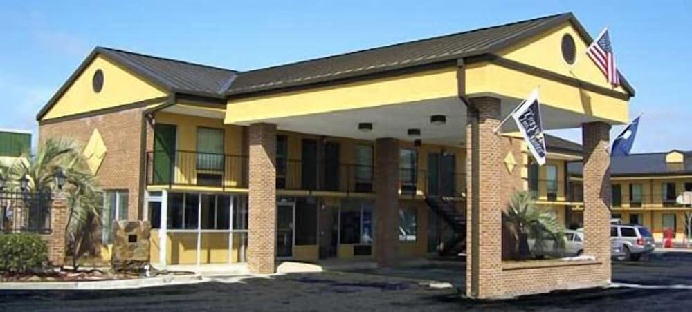 Travelers Inn & Suites — hotel in Sumter