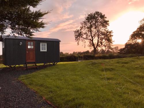 Sheelin Huts Blue Hot tub available From 1st April until 1st November