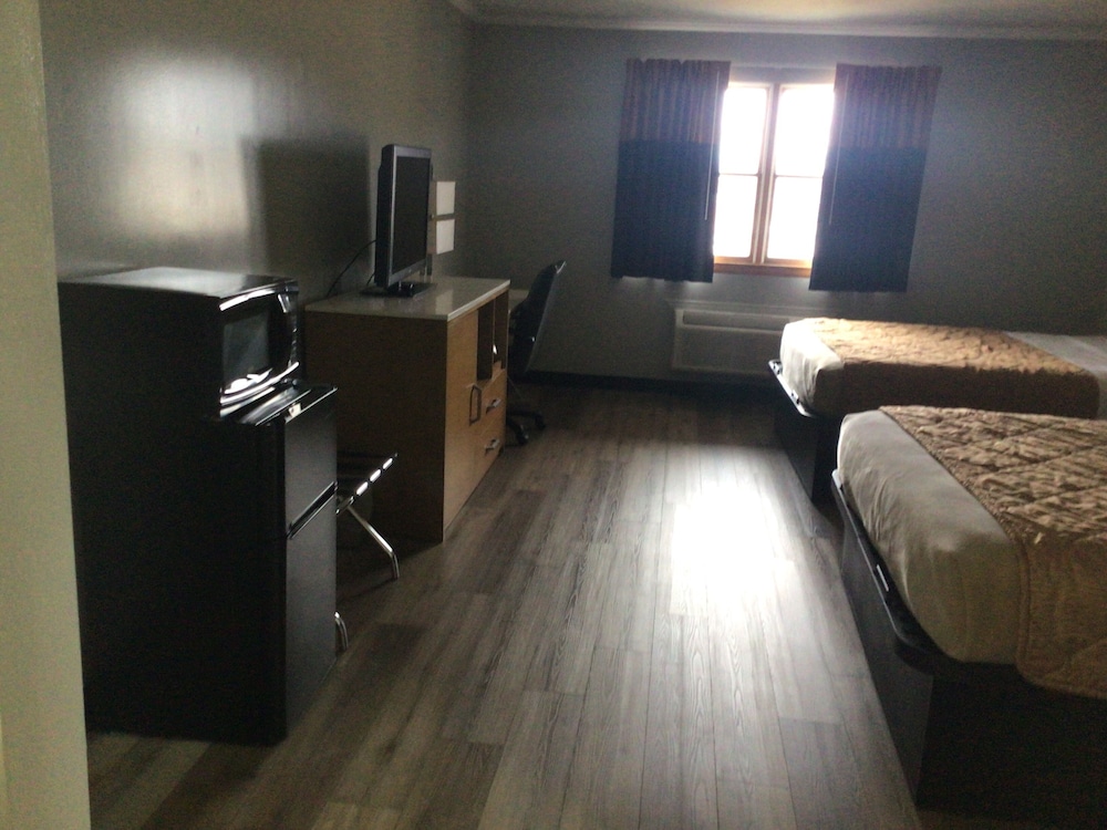 Colonial Brick Inn & Suites - photo 7