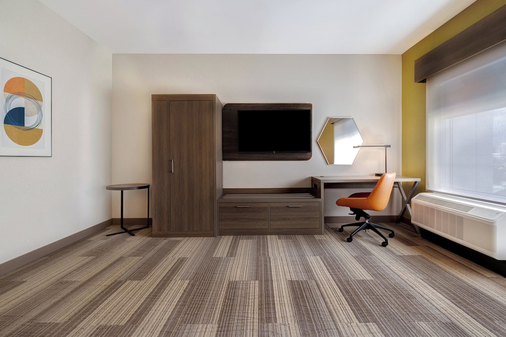 Holiday Inn Express and Suites Glendale Downtown - photo 27