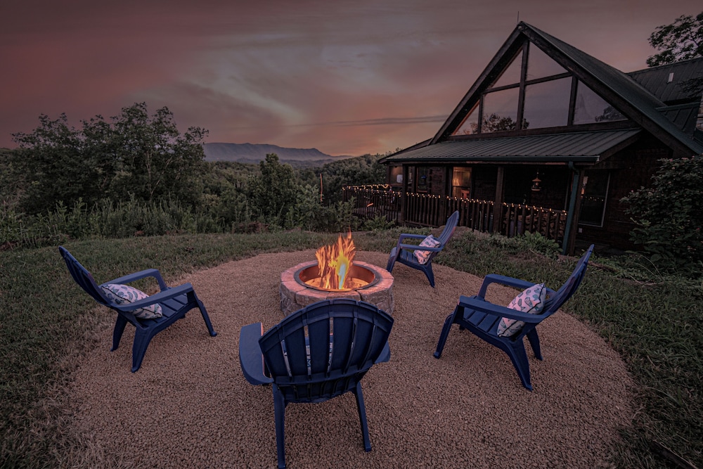 Poppy s Place Cabin — 4-Star Luxury Hotel in Dandridge, United States