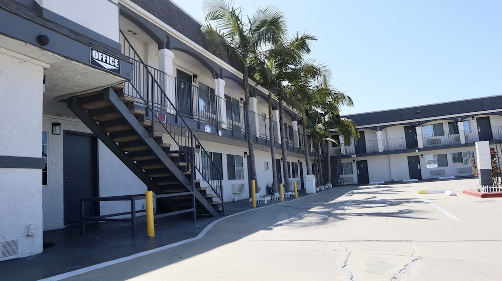 Value Inn Bellflower - photo 24