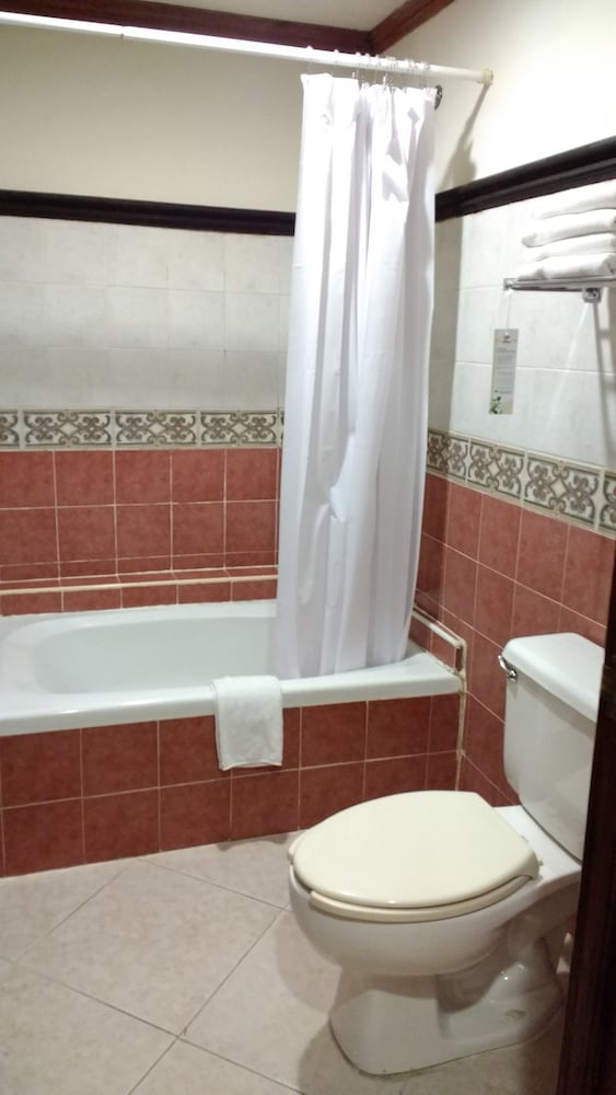 Deep soaking bathtub