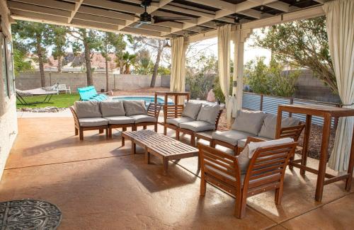 Comfy Expansive Home Near the Strip Heated Pool
