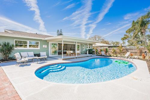 Paradise Passage in Seminole, United States