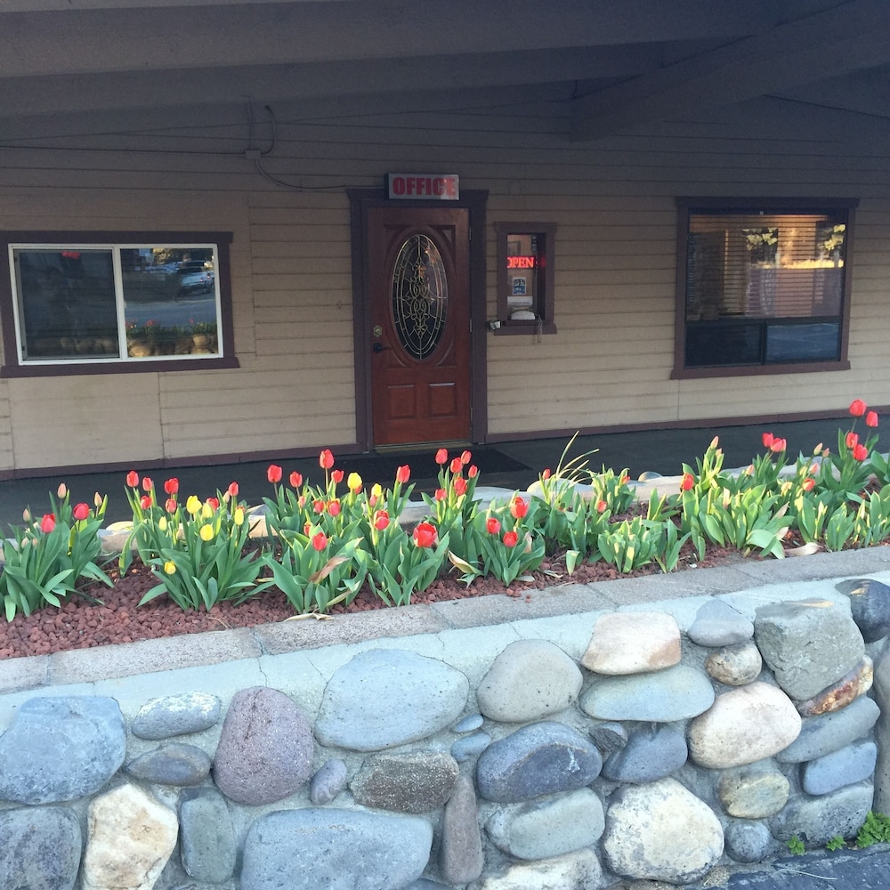 Econo Lodge - photo 8