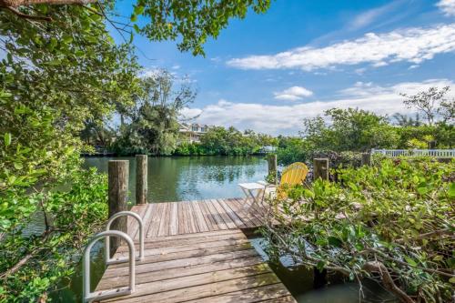 Canal Front Home with Large Boat Dock 3 Min Walk to Beach — 4-Star Luxury Hotel in Anna Maria, United States