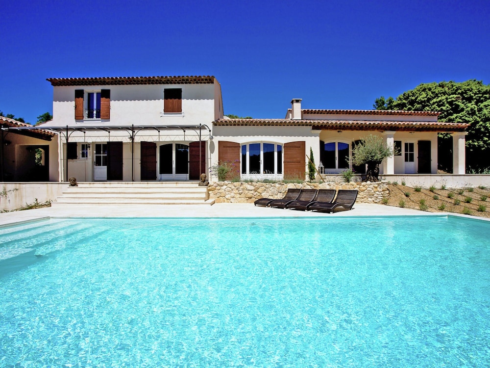 Luxury Villa in Provence with a Private Pool — 4-Star Luxury Hotel in Martres-Tolosane, France
