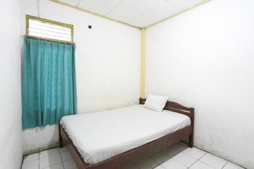 SPOT ON 92529 Penginapan Wisma Bintang Syariah Near MTs Al Ma’arif Kota Bangun in Unknown City, Indonesia