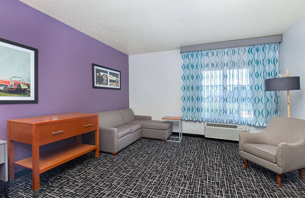 La Quinta Inn & Suites by Wyndham Bowling Green - photo 57