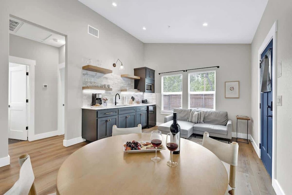 The Grove E with Hot Tub & King Bed 2 Blks To Main - photo 6