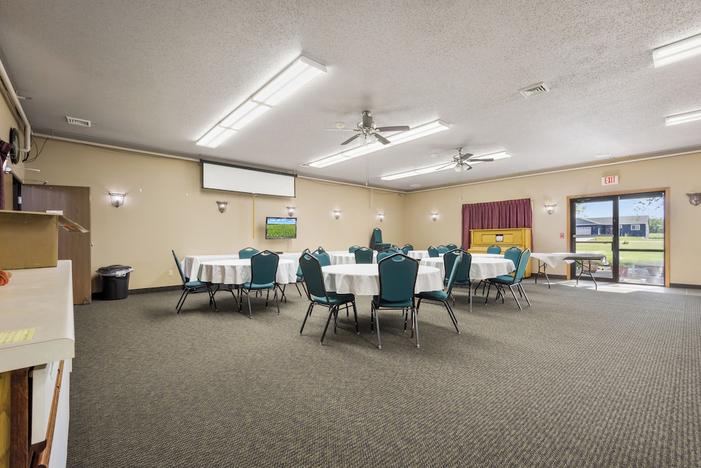 De Smet Super Deluxe Inn and Suites - photo 35
