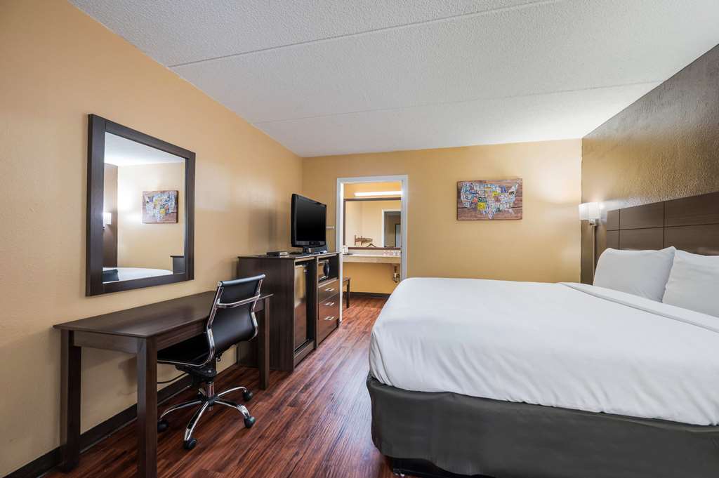 Econo Lodge Columbus near Airport - photo 4