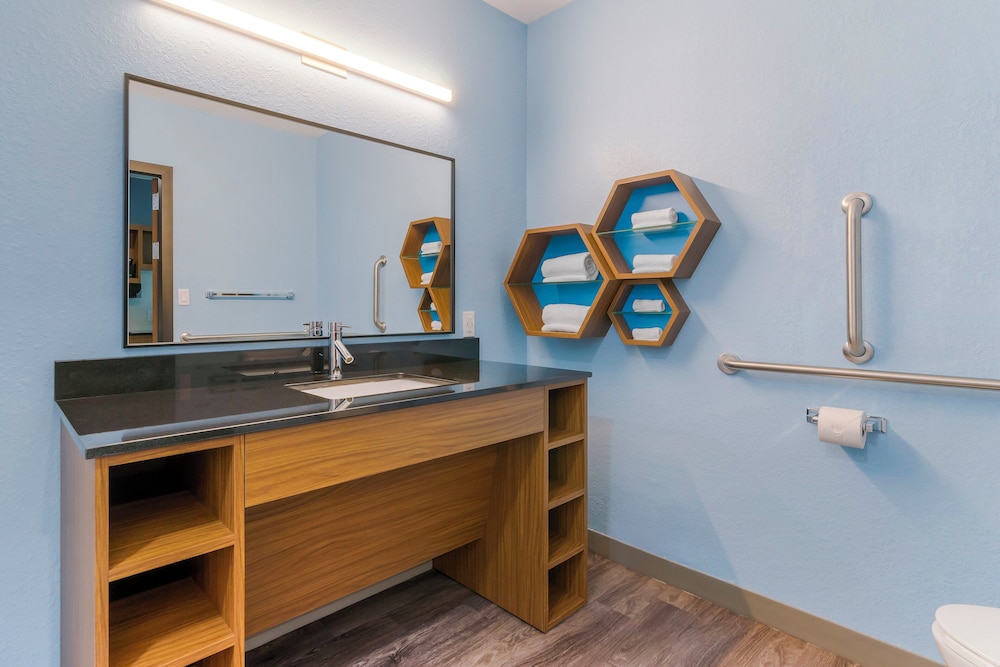 HomeTowne Studios by Red Roof Tampa Airport - photo 20