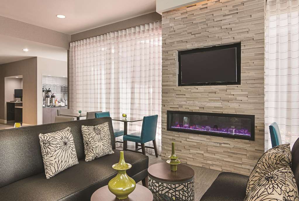 La Quinta Inn & Suites by Wyndham Orlando UCF - photo 10