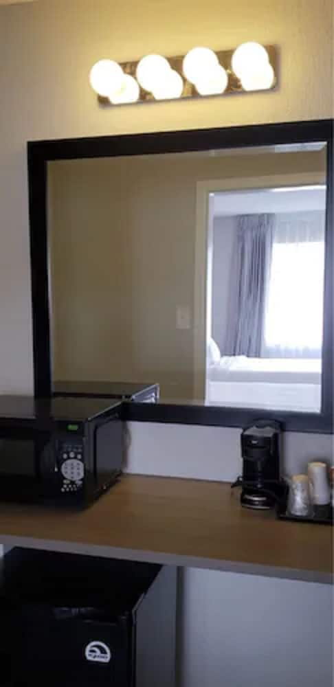 Econo Lodge Inn & Suites Abilene East District - photo 17
