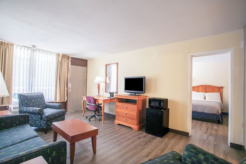 OYO Hotel Greensboro East I 40 - photo 16