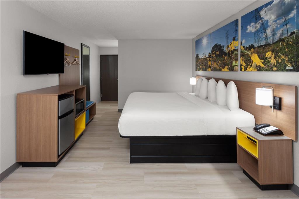 Days Inn & Suites by Wyndham Kaukauna WI - photo 11