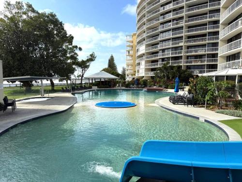 Gemini Resort 2bedroom Unit19 and carpark Golden Beach Caloundra — hotel in Golden Beach