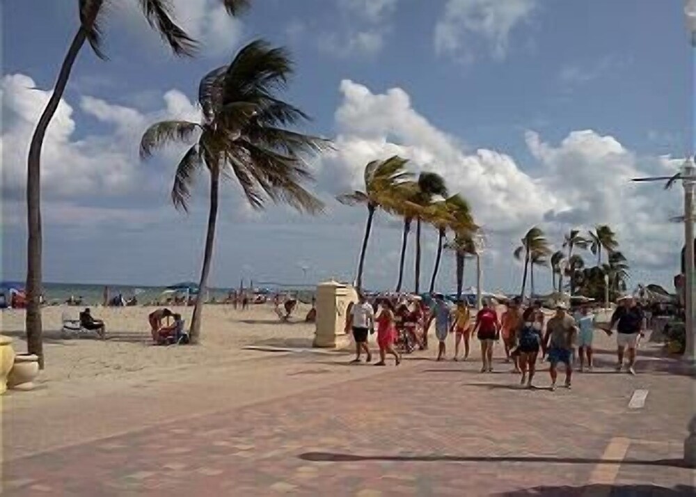 Hollywood Beach Resort one Bedroom Sleeps 6 - photo 16