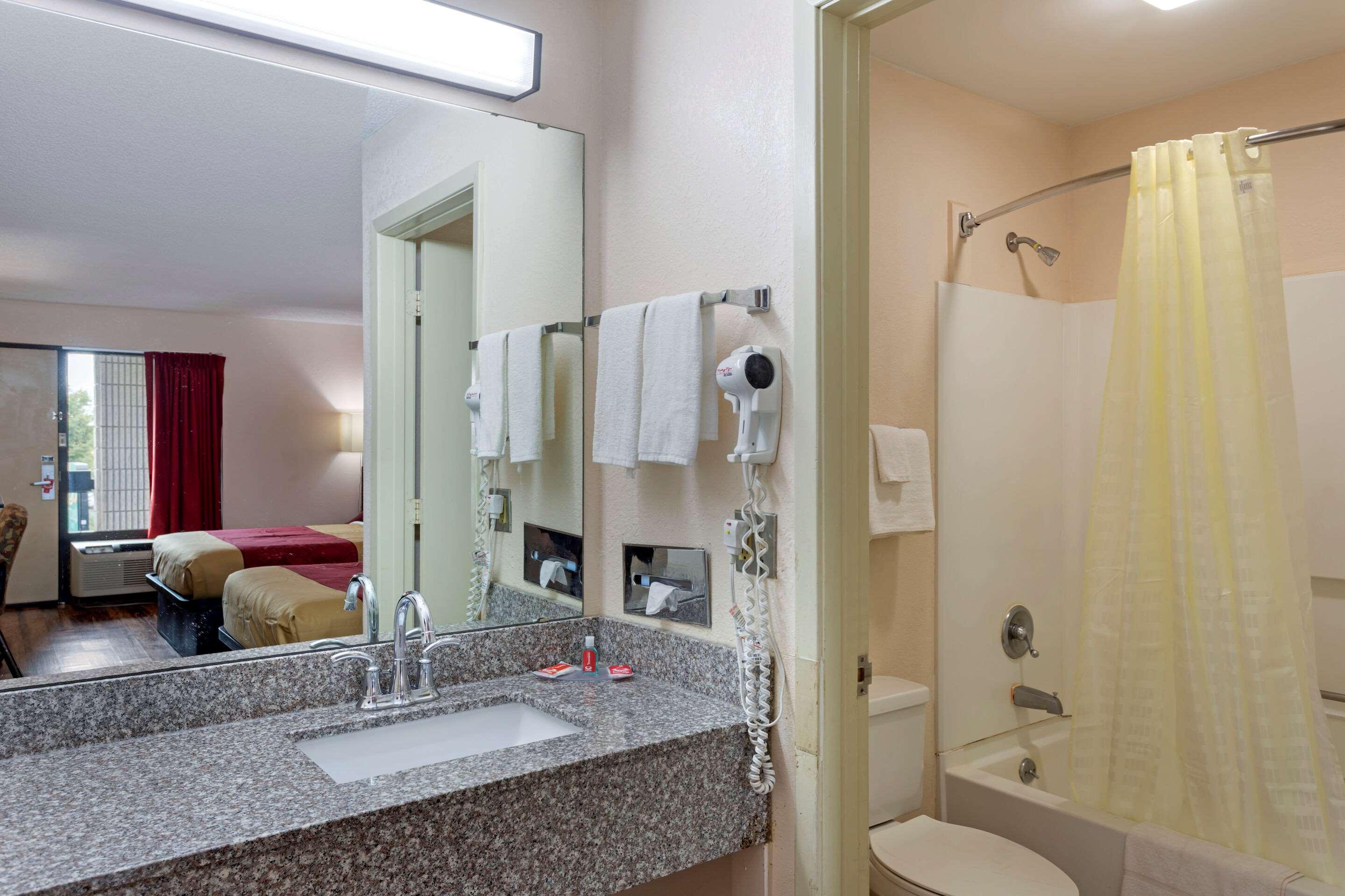 Econo Lodge Madison Airport - photo 52