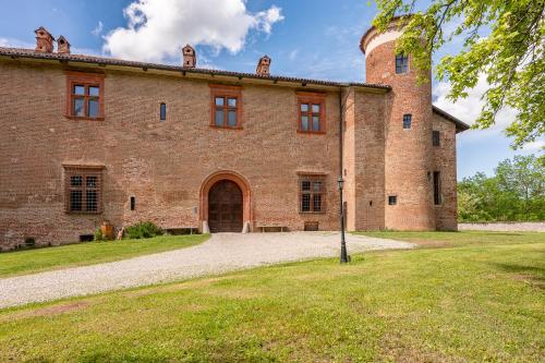 Castello Quattro Torri - carbon neutral hotel in Arignano