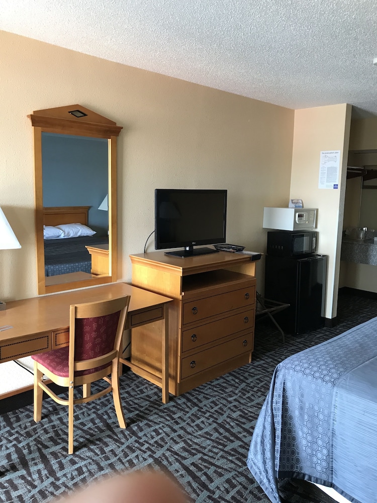 Carolina Inn & Suites of Lake Norman - photo 13